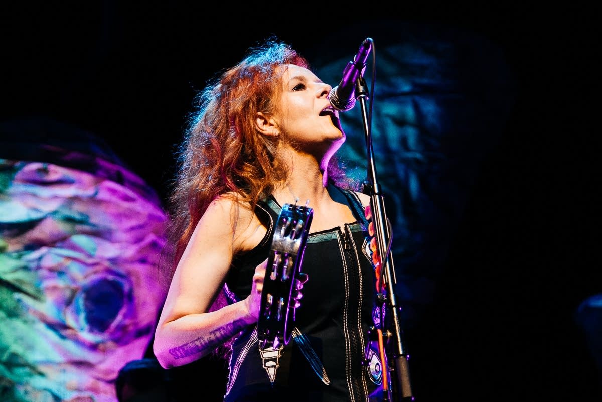 Neko Case live on tour
